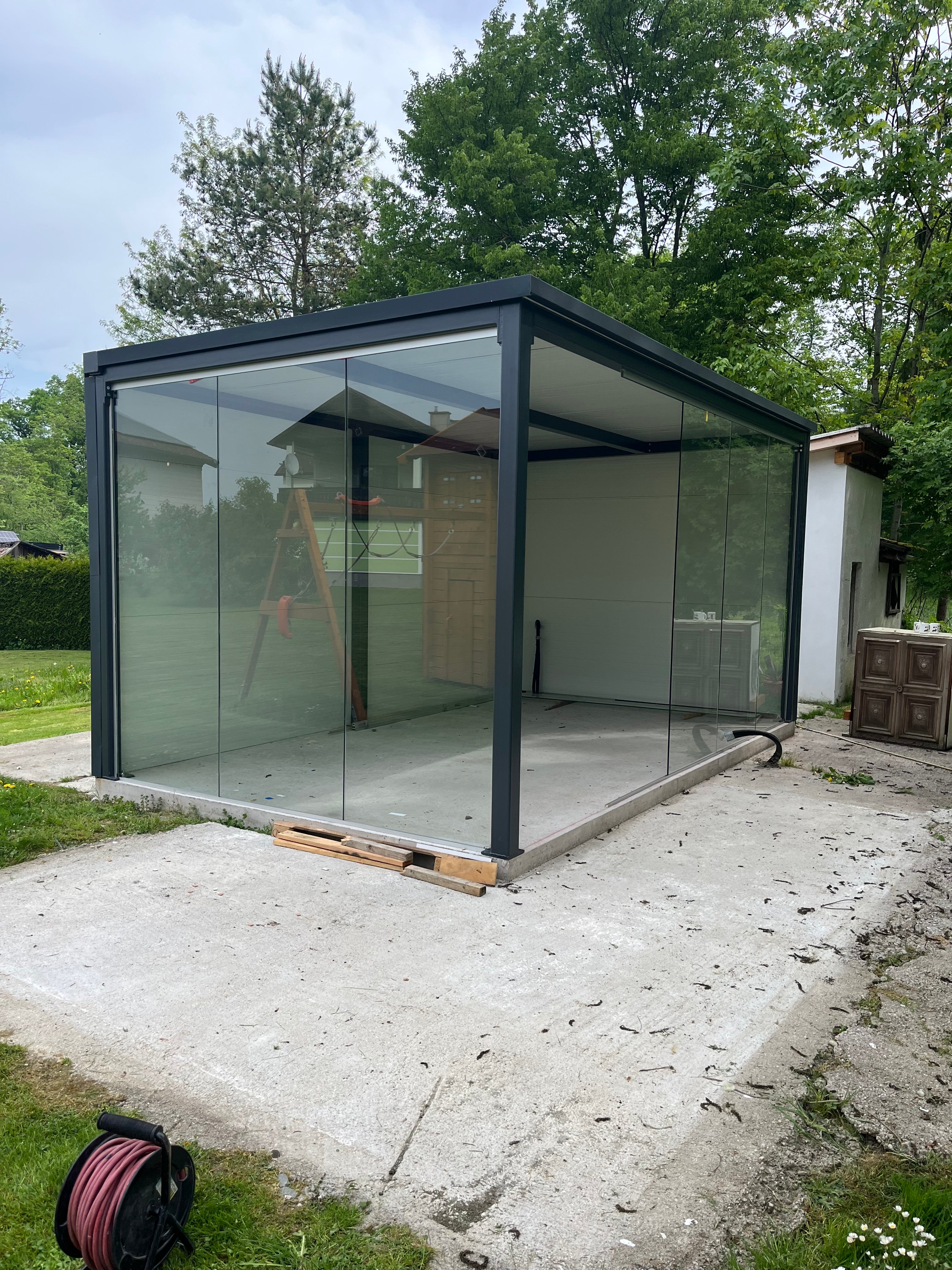 Gartenhaus aus Sandwichpaneelen mit Glas & verzinkten Pulverbeschichteten Stahlpfosten