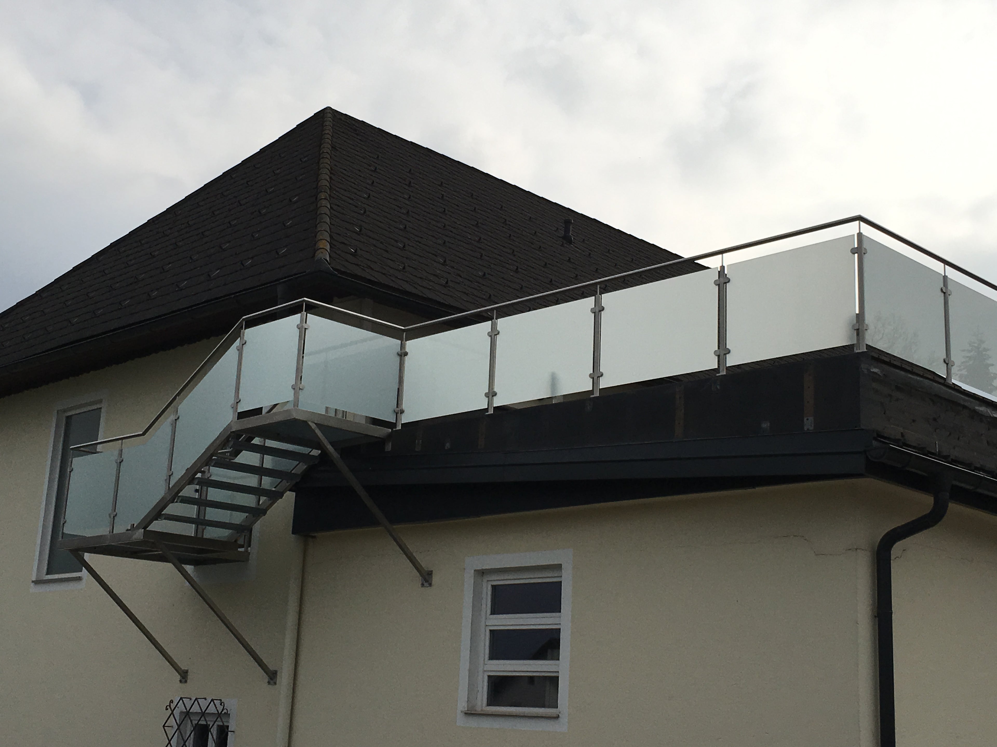 Edelstahl Geländer mit Milchglas--Modernes Design &Höchste Sicherheit